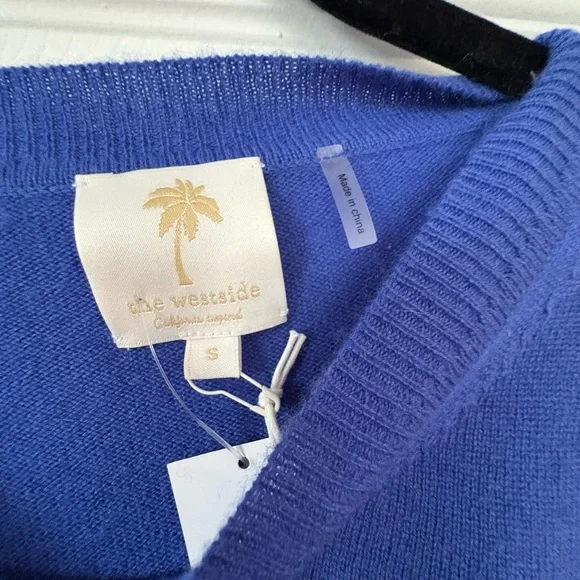 NWT The Westside Hibiscus Intarsia crew neck sweater in bright blue. - Picture 3 of 5